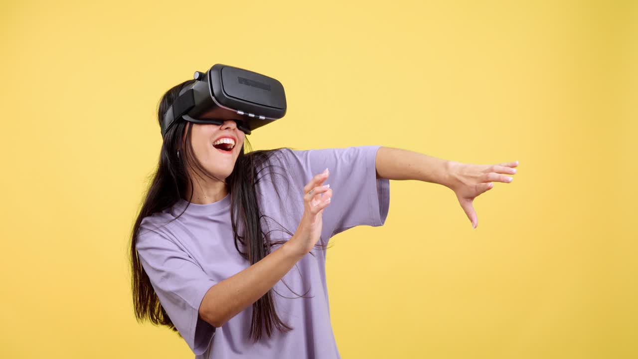 Giovane immersa nell'esperienza della realtà virtuale