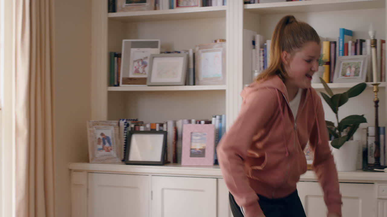 행복한 십대 소녀가 집에서 춤을 추고 재미있게 멋진 춤 움직임으로 축하하고 주말에 자유를 즐기고 4k