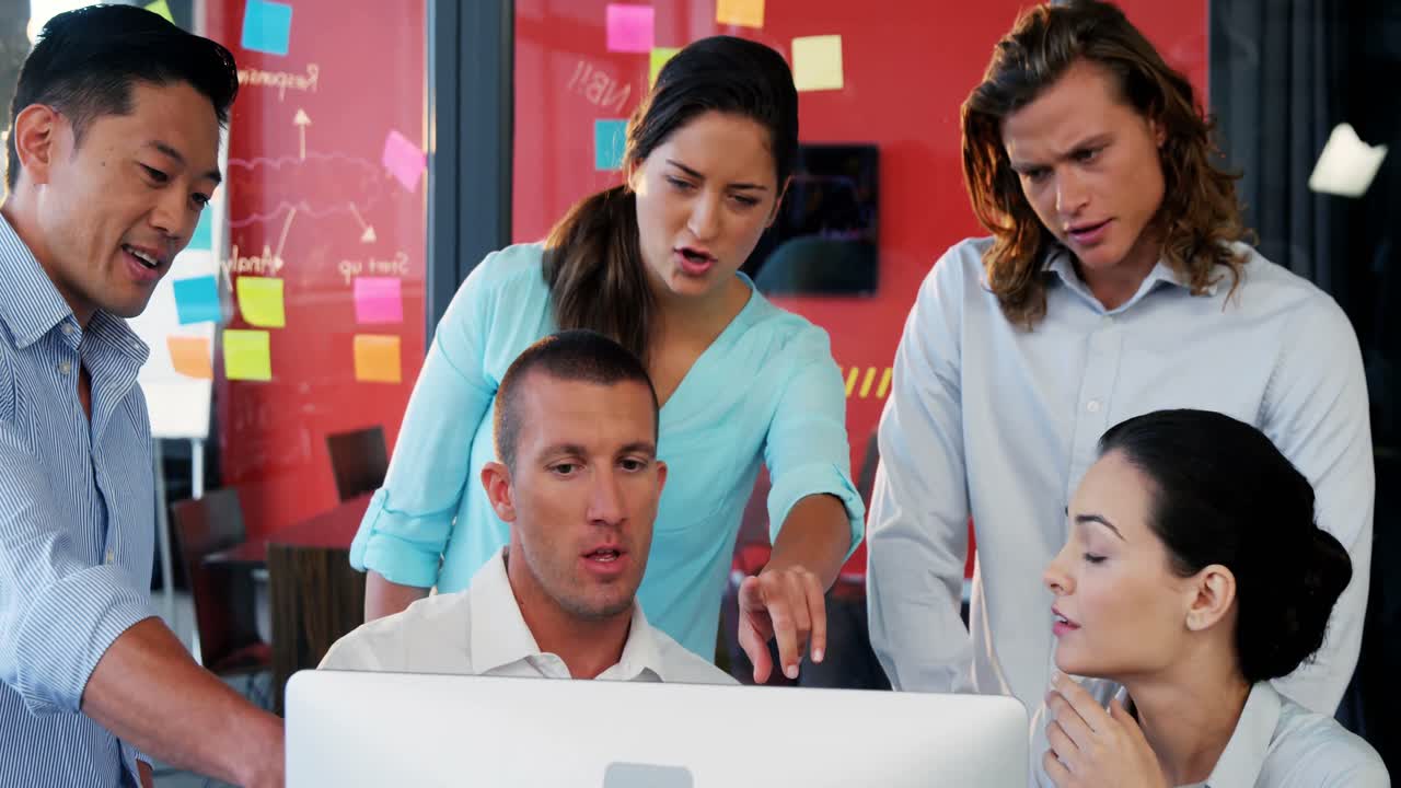 ejecutivos de negocios que trabajan con computadoras