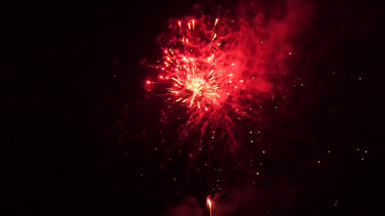 espectáculo de fuegos artificiales coloridos en el cielo nocturno