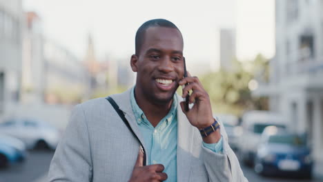 Llamada-Telefónica,-Negocios-Y-Hombre-Negro-En-La-Ciudad