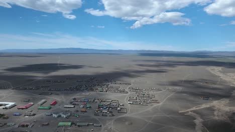 drone aéreo timelapse drone ampliando una ciudad desierta en mongolia