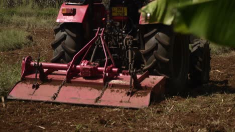 tractor arando arrozales al norte de polonnaruwa en sri lanka