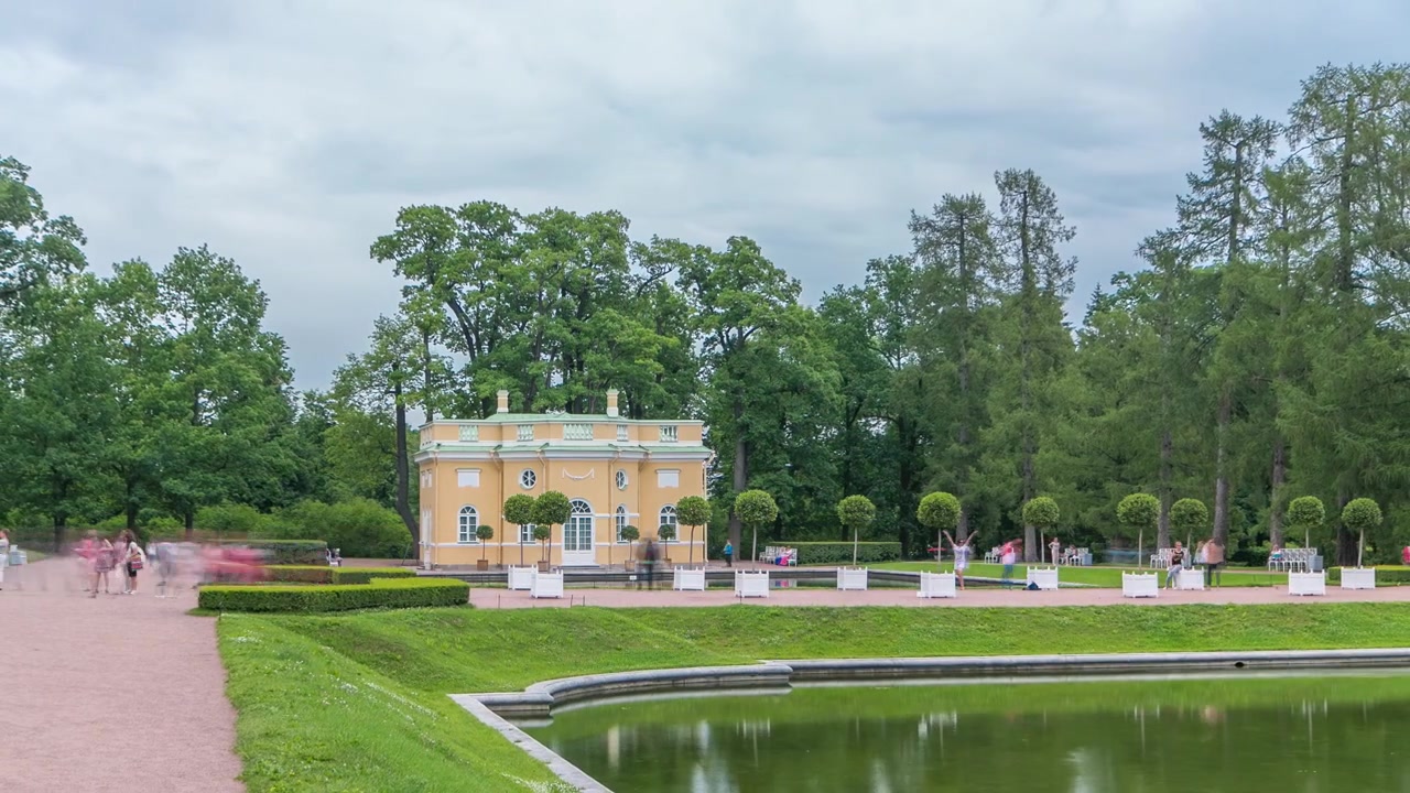 Timelapse de l'Étang du Miroir dans le Parc Catherine et du pavillon du Bain Supérieur. Tsarskoïe Selo Pouchkine, Saint-Pétersbourg, Russie.