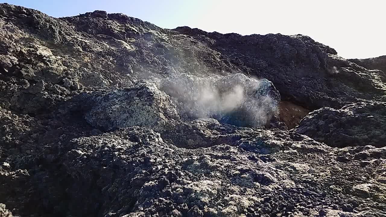 아이슬란드 의 그린다비크 근처 에 있는 활동적 인 화산 지역 의 화산 가스 - 느린 영상