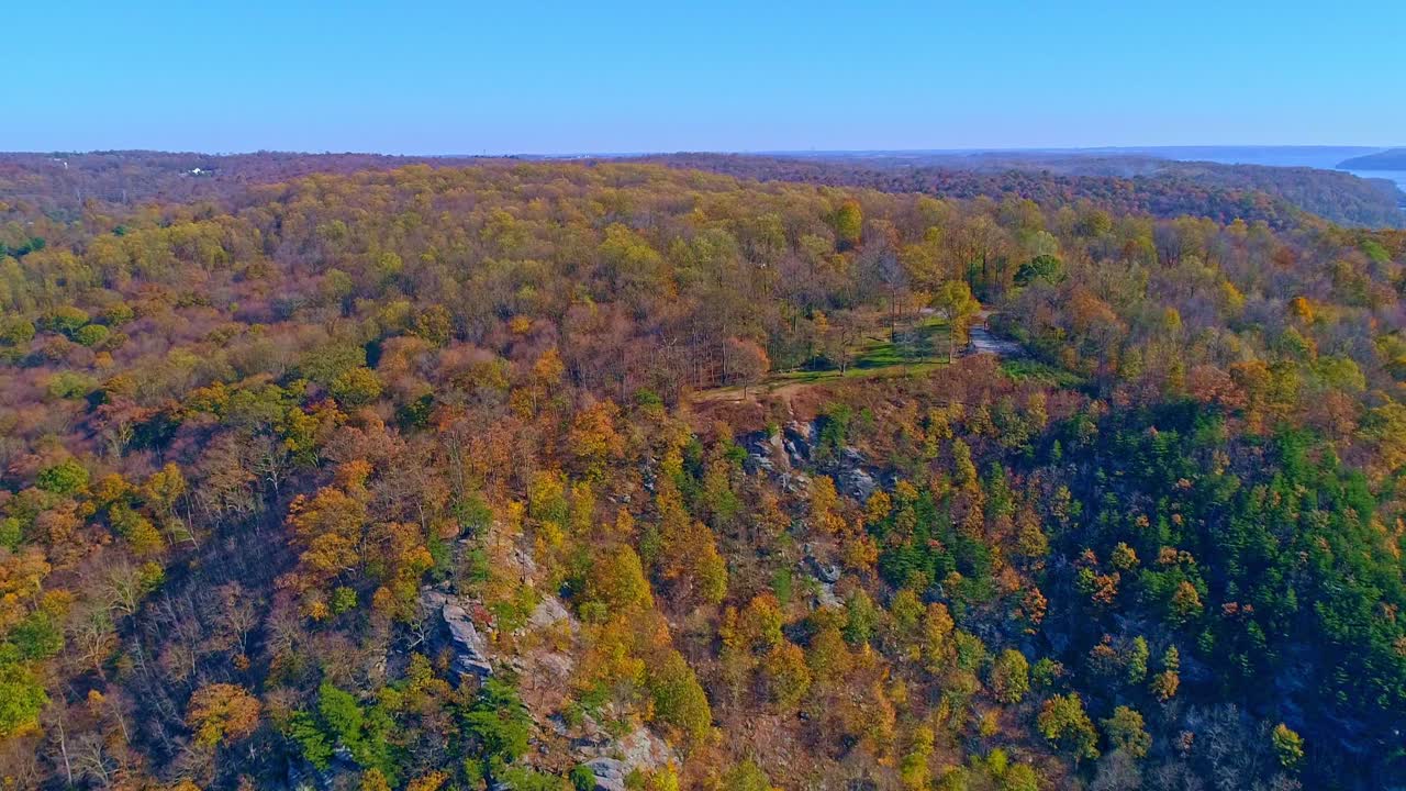 vista aérea de los colores de los árboles de otoño a lo largo de un río importante en un día soleado de otoño