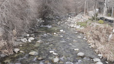 río claro en las montañas cámara lenta