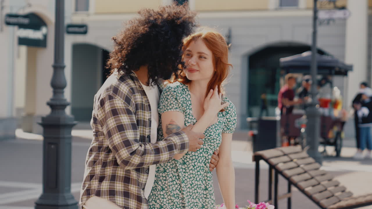 una pareja caminando por la ciudad.