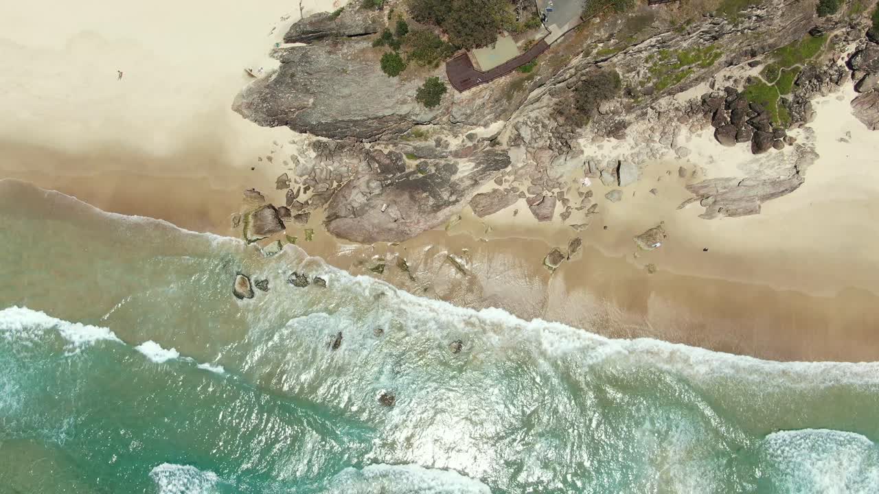 promontorio rocoso, agua cristalina, olas pequeñas, desde la vertical, disparo de drones que se mantiene quieto para imágenes maravillosas