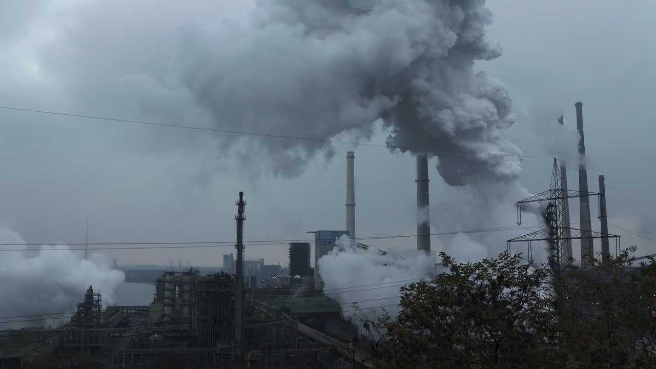 Humo blanco contamina el aire en una planta petroquímica.