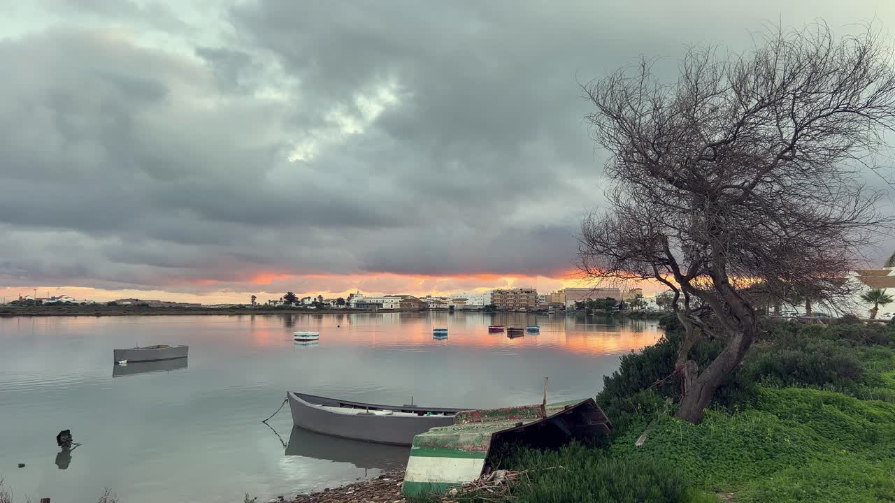 호수변에 있는 나무와 함께, 구름이 가득한 날, 혼자 있는 배와 함께, 해가 지는 색과 함께.