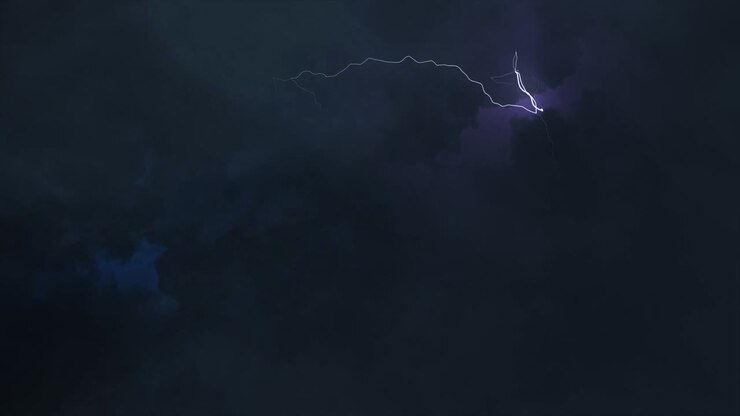 Fulmini 4K blu. Tempesta elettrica su sfondo nero con fulmini.