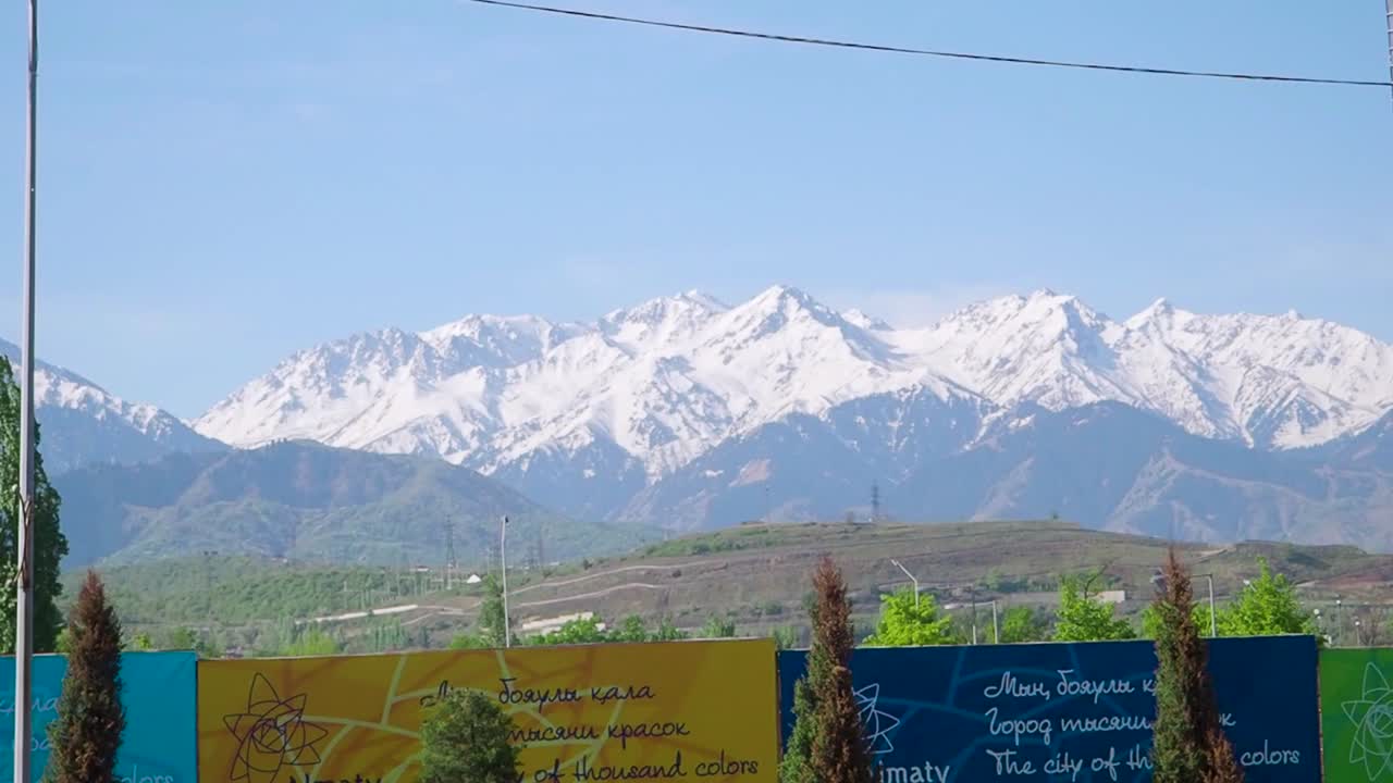 paisaje urbano de almaty con montañas