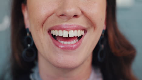 un primer plano de una mujer sonriente
