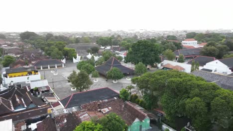 Vista-Aérea,-Edificio-Bangsal-Magangan-Dentro-Del-Complejo-Del-Palacio-De-Yogyakarta