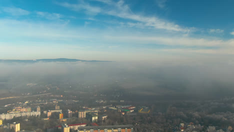 Vista-Aérea-Del-Bosque-De-Pinos-En-La-Fría-Mañana-De-Invierno-Con-La-Luz-Del-Sol-Cálida-Temprana-Ciudad-Europea