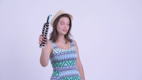 feliz joven hermosa mujer turista con teléfono