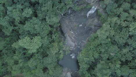 Zoom-Lento-Hacia-Abajo-A-La-Cascada-En-La-Selva-Amazónica-Brasileña