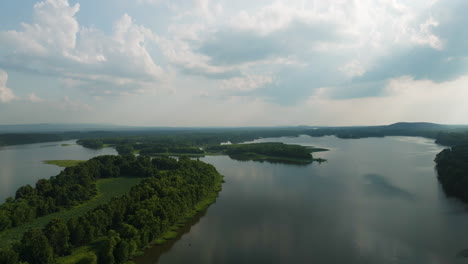 Impresionante-Vista-Aérea-De-La-Prístina-Zona-Alrededor-Del-Parque-Spadra-En-Arkansas