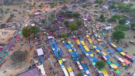 ingrandire la vista aerea della fiera di divertimento alla periferia di jaipur, rajasthan, india