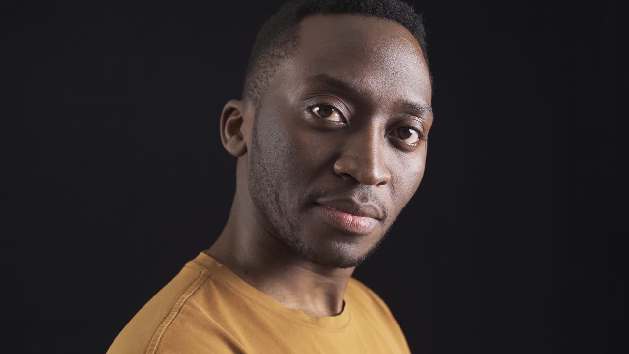 портрет красивого африканского молодого человека.