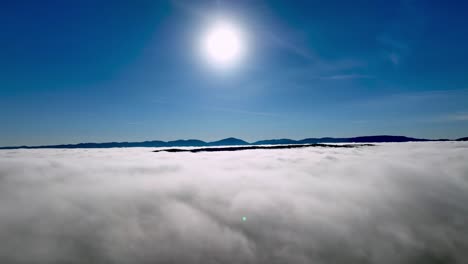 Luftrückzug-über-Den-Wolken-In-Der-Nähe-Von-Wilkesboro-NC