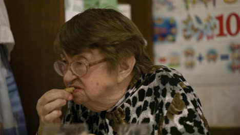 una anciana comiendo.