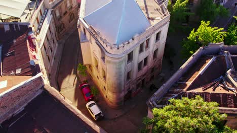 Aerial-view-establishing-the-abandoned-Walker-palace-and-narrow-cobblestone-streets-of-the-Concha-y-Toro-neighborhood,-Santiago-Chile