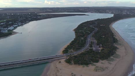 Imágenes-De-Drones-Inversos-Que-Miran-Río-Arriba-Cerca-De-La-Desembocadura-Del-Río-Barwon-En-Barwon-Heads,-Victoria,-Australia