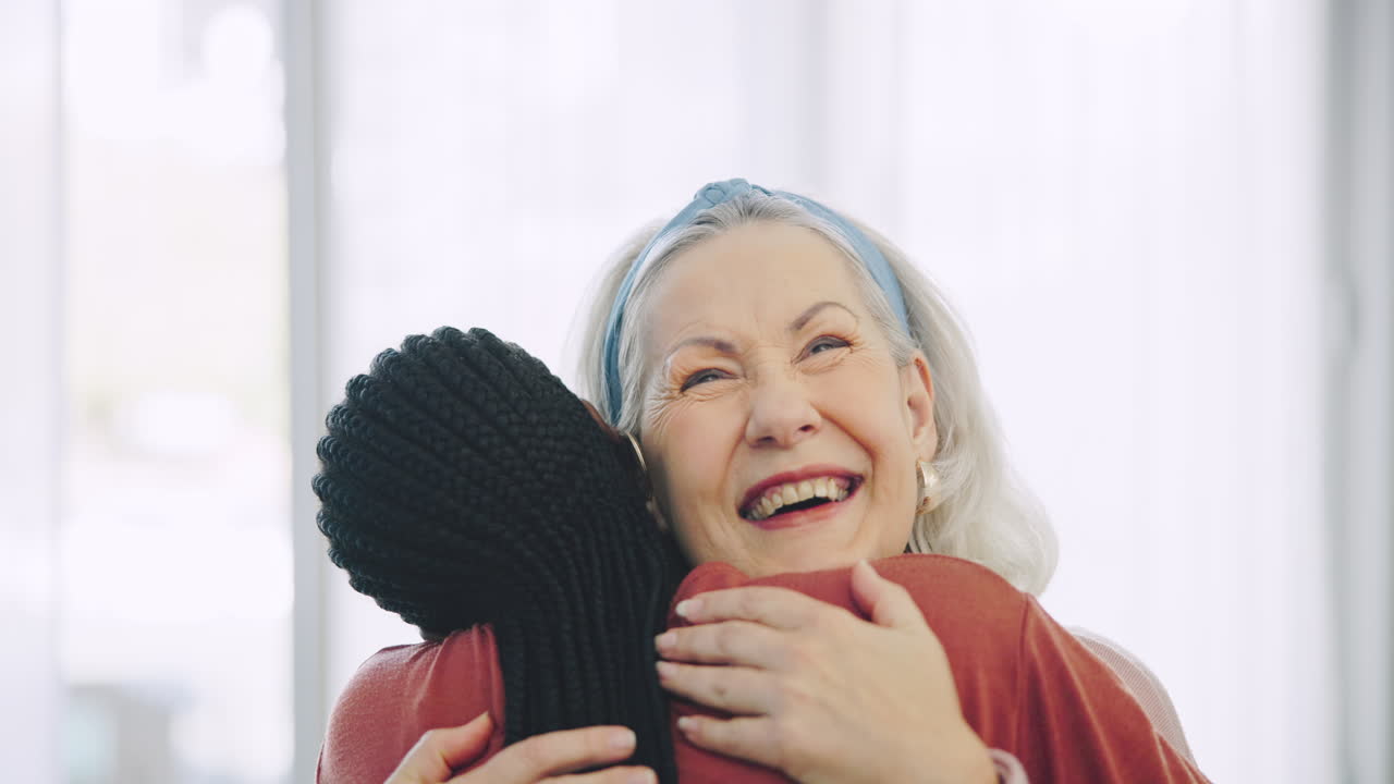 놀라움, 노인 여성과 보살자 포옹