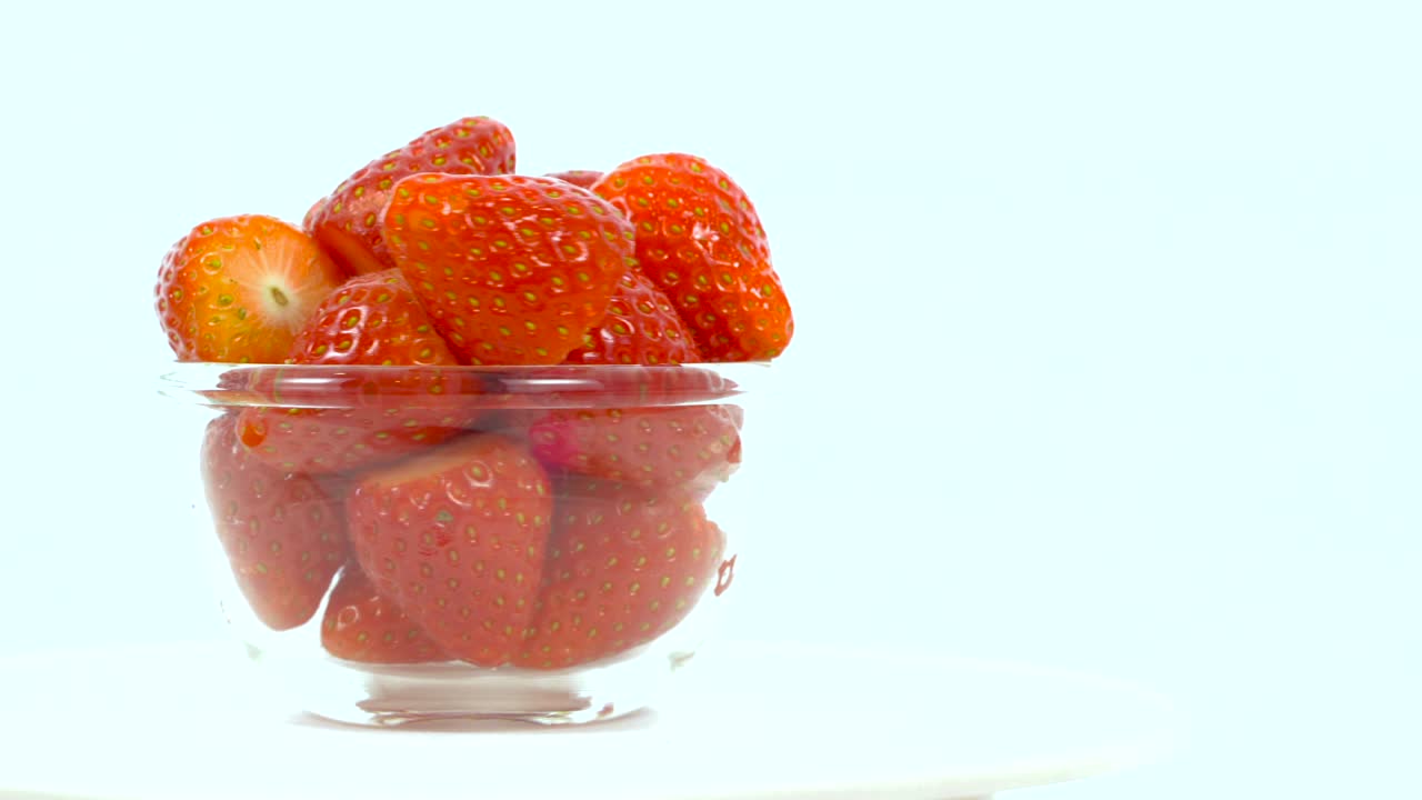 fresas, maduras, fresas rojas en cuenco giratorio