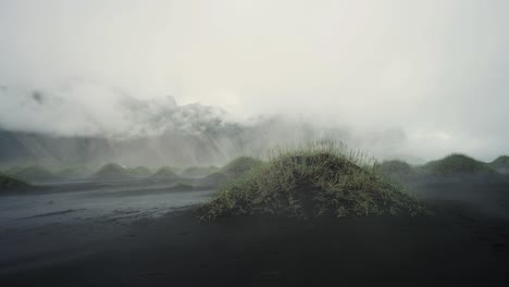 Toma-Panorámica-Lenta-De-La-Mañana-Brumosa-En-La-Misteriosa-Playa-De-Stokksnes-En-Islandia-En-4k