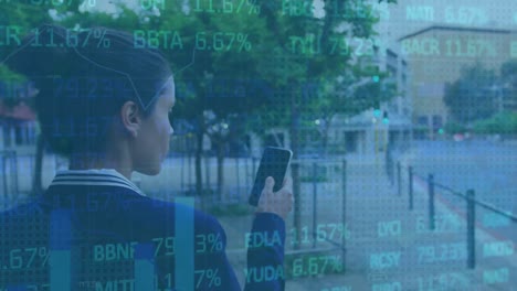 animación del procesamiento de datos sobre una mujer biracial usando un teléfono inteligente