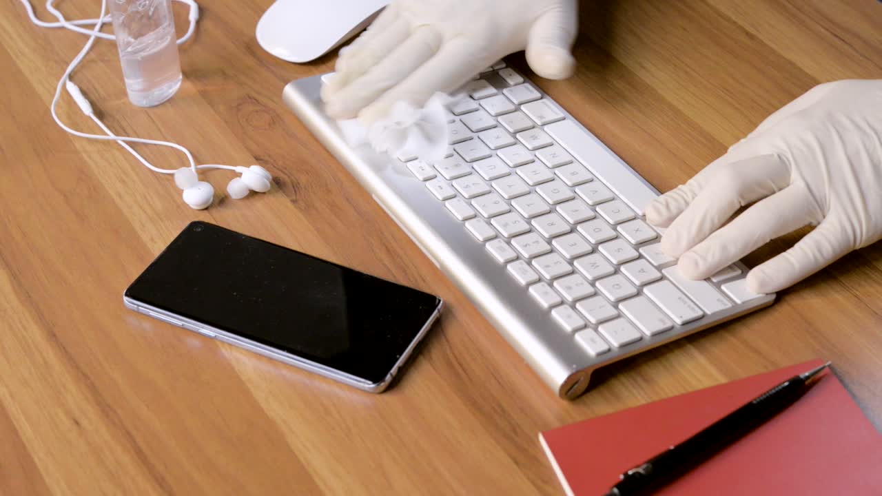 limpieza del teclado para matar gérmenes, coronavirus covid-19
