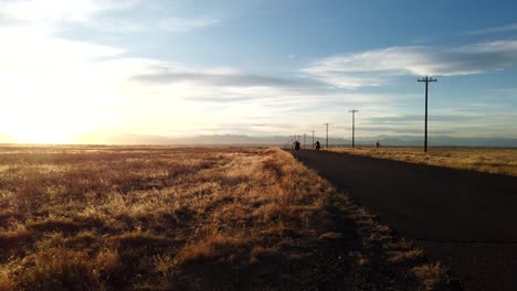 Ciclistas-Montando-En-El-Campo-De-Colorado-Durante-Un-Soleado-Día-De-Invierno