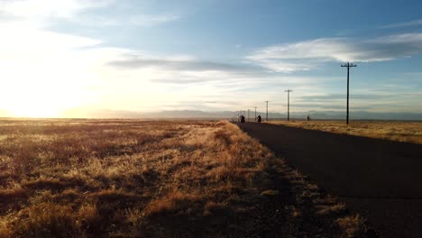 ciclistas montando en el campo de colorado durante un soleado día de invierno
