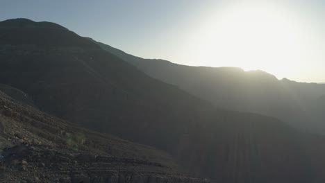 Drohnenaufnahme-Des-Sonnenaufgangs-In-Einem-Berg