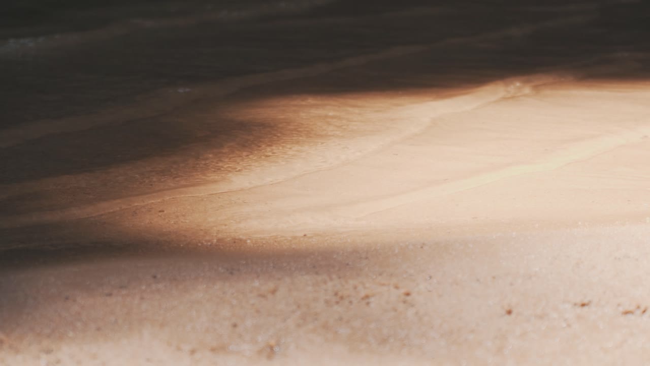 동굴에 있는 아름다운 잔잔한 연못 폭포, 맑고 밝은 물결, 클로즈업