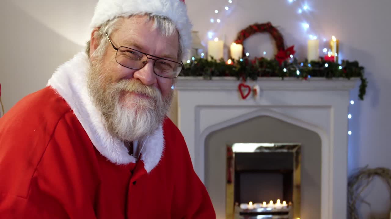 papá noel quitando la caja de regalos de la bolsa