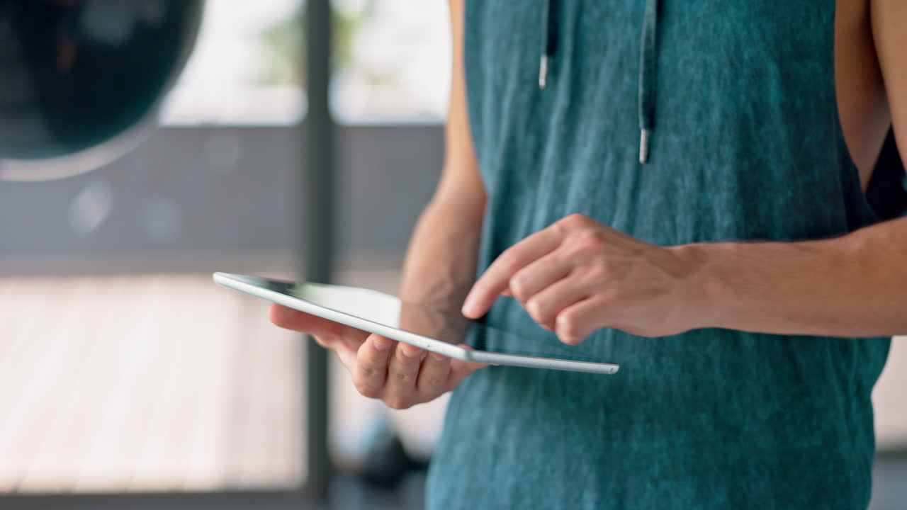 fitness, tableta y entrenador personal en el ámbito social