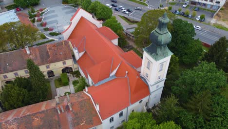 Calles-Húngaras-En-Szombathely-Junto-A-Edificios-Con-Tejados-Naranjas.