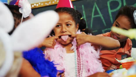 niños divirtiéndose durante la fiesta de cumpleaños 4k