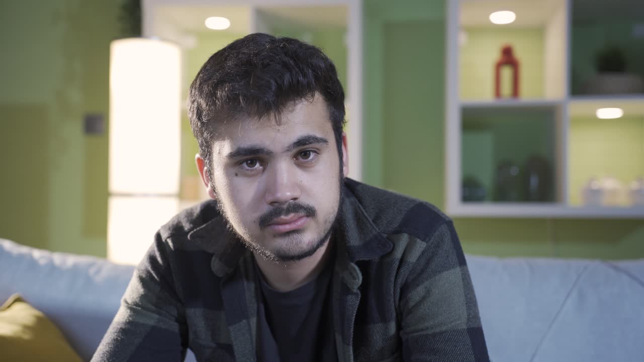 los sueños de un joven frustrado e indefenso se rompen.