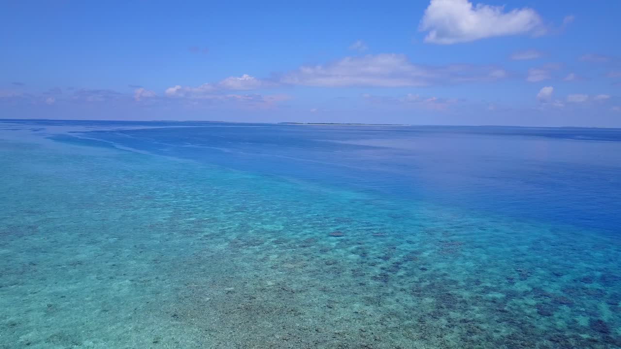 엘 니도, 팔라완 필리핀 근처의 포화 색상으로 고요한 열대 바다