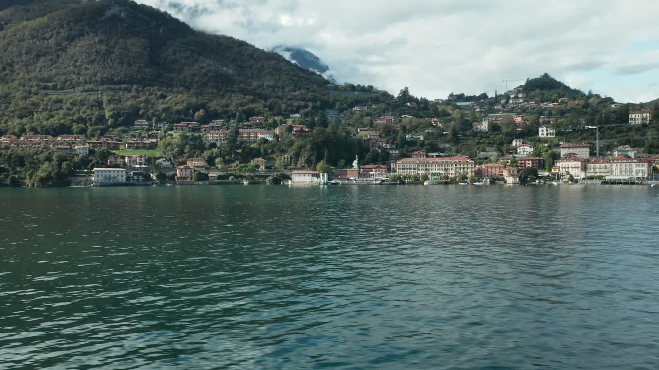 desde el aire: pueblo de menaggio en el lago como