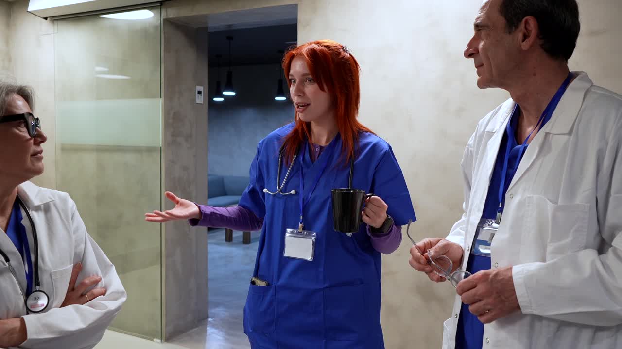 Sundhedsteam diskuterer på en moderne hospitalsgang.