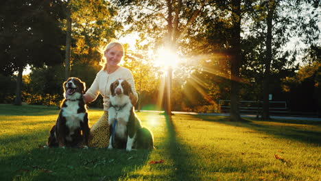 Herbstspaziergang-Im-Park-Mit-Zwei-Haustieren-Frau,-Die-Mit-Ihren-Hunden-Spazieren-Geht