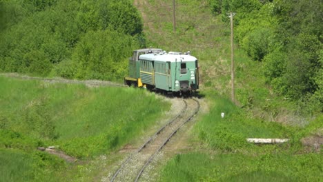 el tren de vía estrecha corre sobre rieles en verano