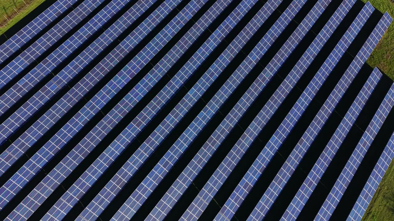 Pannelli solari situati in un campo sotto la luce intensa del sole in una zona rurale