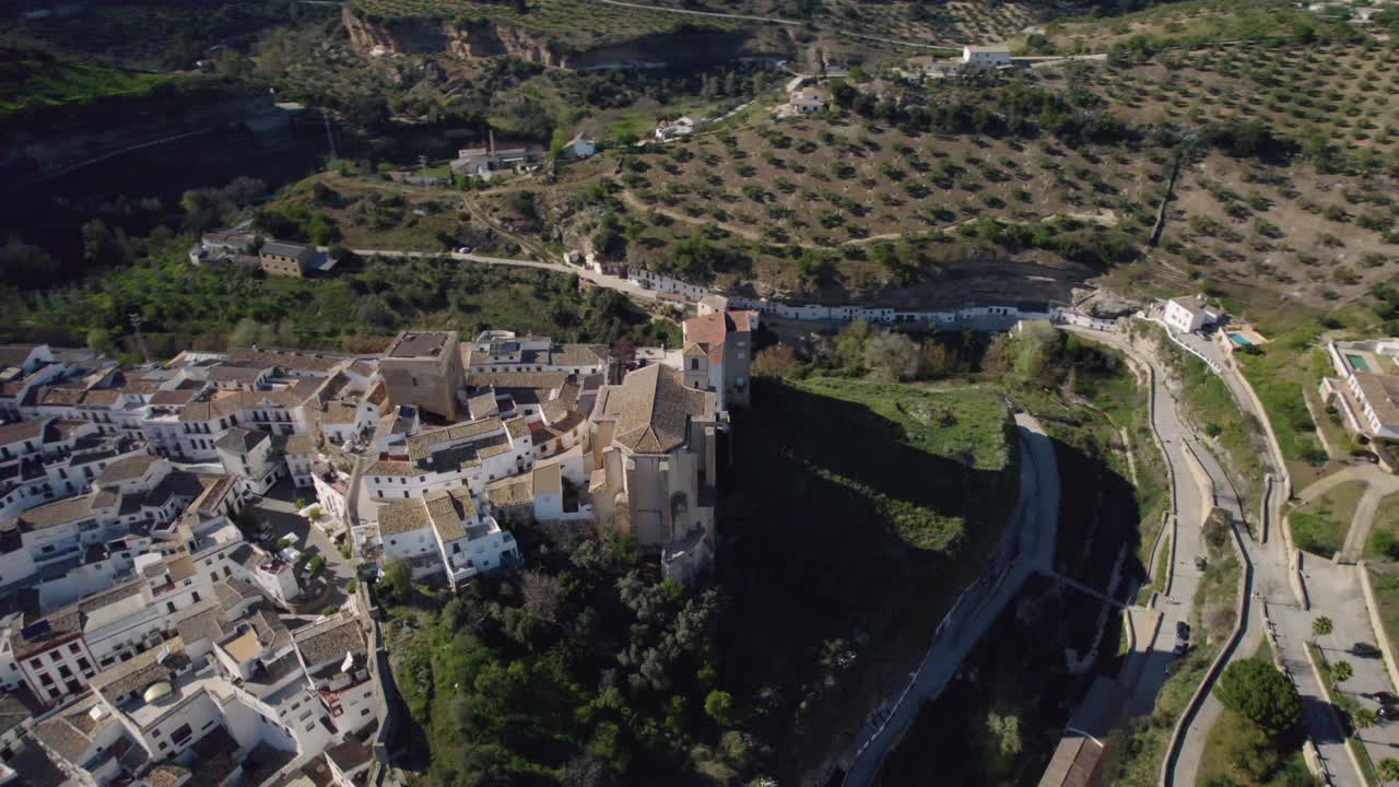 Vista aerea di Setenil de las Bodegas, un'antica città bianca tra le montagne dell'Andalusia in Spagna.
